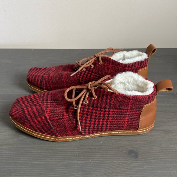 TOMS Bota Desert Boot Red Plaid Faux Fur Lined Ankle Lace Up Bootie Size 9.5 - Picture 1 of 11